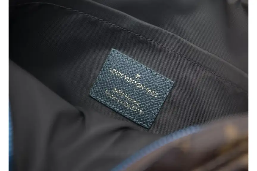 Louis-Vuitton-Messenger-Monogram-Outdoor-PM-Brown-Blue-Studio-3